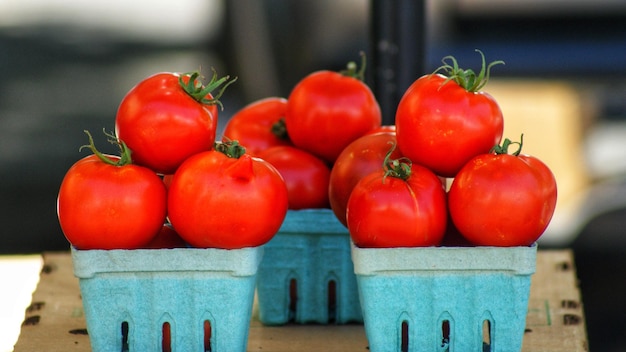 Foto primer plano de los tomates en caja