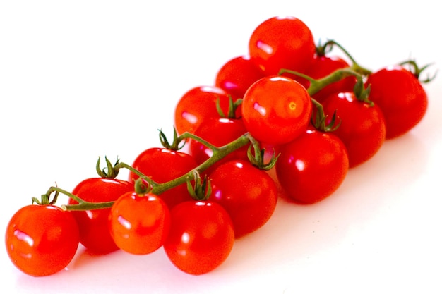 Primer plano de tomates cereza contra un fondo blanco