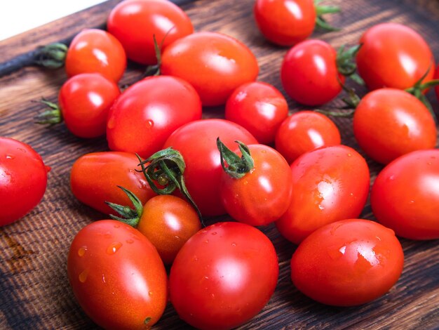 Primer plano de tomates cherry rojos en tiro de estudio de madera