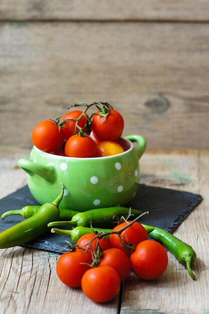 Foto primer plano de tomates en un cuenco sobre la mesa