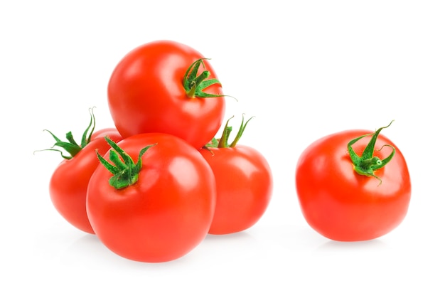 primer plano de tomates maduros en un blanco