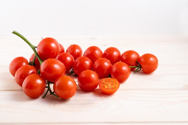 Primer plano de tomates en la mesa contra un fondo blanco