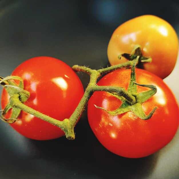 Primer plano de los tomates en la mesa