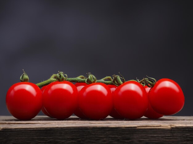 Primer plano de los tomates en la mesa