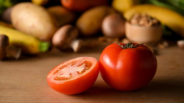 Primer plano de los tomates en la mesa