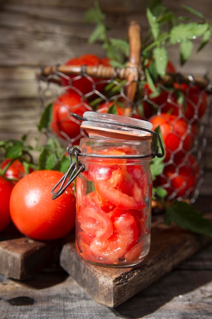 Foto primer plano de los tomates en la mesa