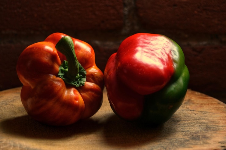 Foto primer plano de los tomates en la mesa