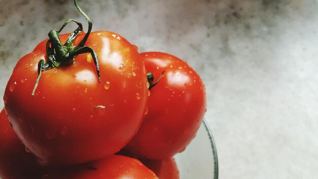 Primer plano de los tomates mojados