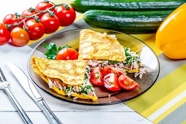 Foto primer plano de tomates en un plato sobre la mesa