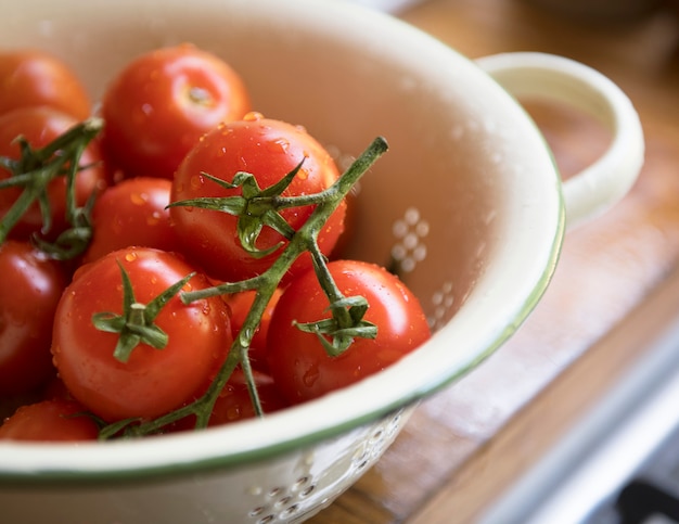 Primer plano de tomates rojos frescos