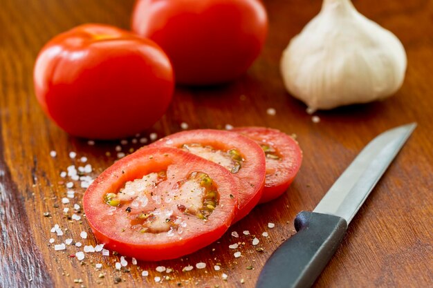 Primer plano de los tomates en la tabla de cortar