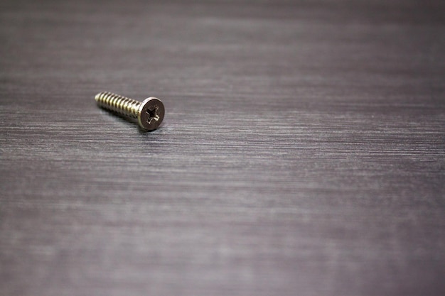 Foto primer plano de un tornillo en una mesa de madera