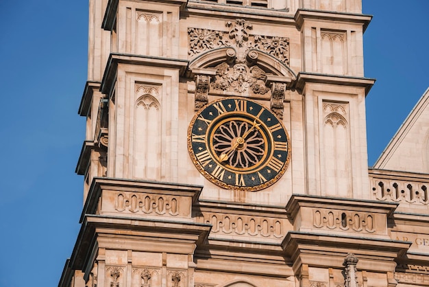 Primer plano de la torre del reloj en Londres en un día soleado