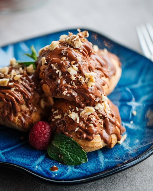 Primer plano de las tortas de natillas con chocolate derretido y nueces