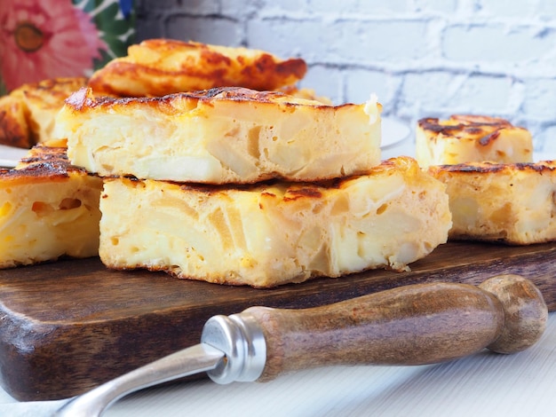 Foto primer plano de tortilla de patata española sobre mesa de madera