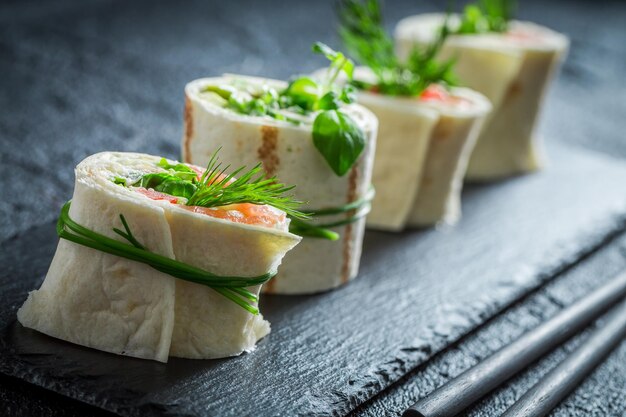 Primer plano de tortilla con queso de verduras y hierbas