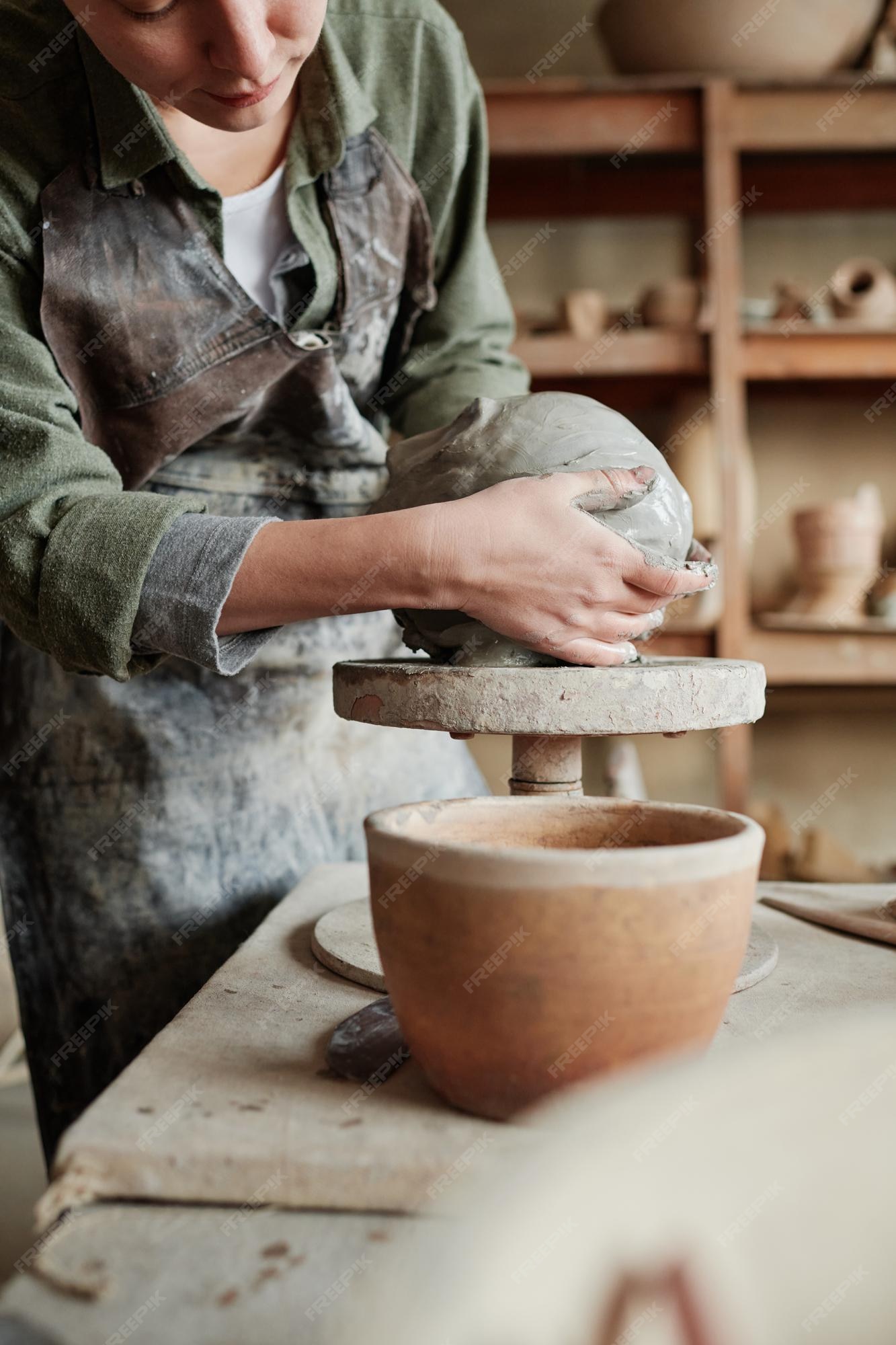 Grumpy leather Inquiry Primer plano de trabajador haciendo forma de futuro jarrón de pieza de  arcilla trabajando en el taller de cerámica | Foto Premium