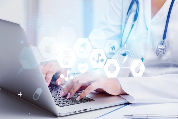 Primer plano de un trabajador médico escribiendo en la computadora portátil