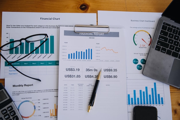 Foto primer plano del trabajo contable y el análisis de la contabilidad del proyecto de informes financieros con gráfico y calculadora en el concepto moderno de finanzas y negocios de la oficina