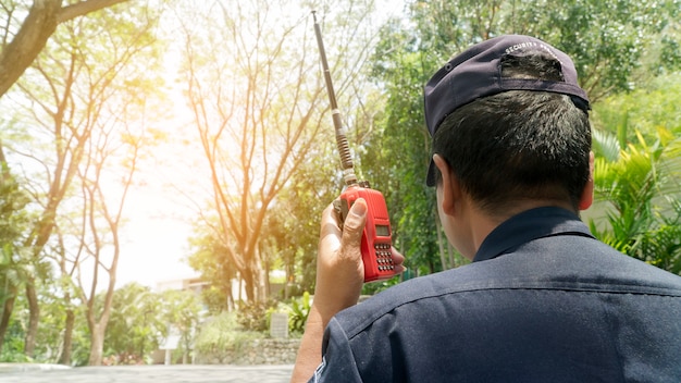 Foto primer plano de un trabajo de seguridad al aire libre en la mano