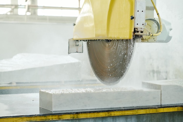 Primer plano de trabajo de torno para cortar mármol en fábrica de piedras de corte