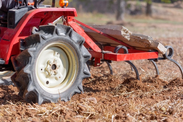 Foto primer plano del tractor en el campo