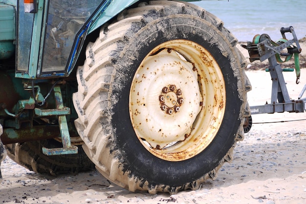 Foto primer plano de un tractor en la playa