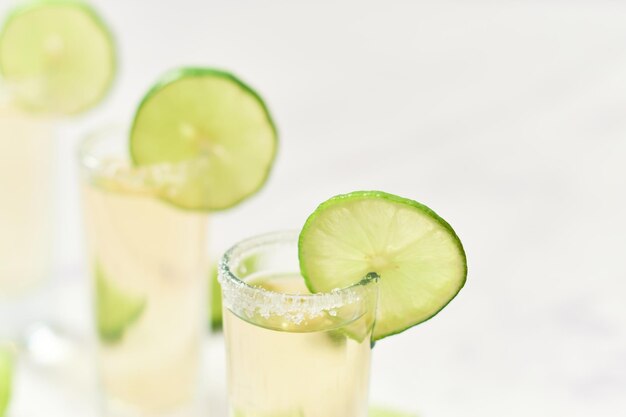 Primer plano de tragos de tequila tradicional bebida alcohólica mexicana