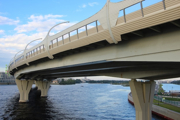 Primer plano del tramo de la autopista contra el cielo