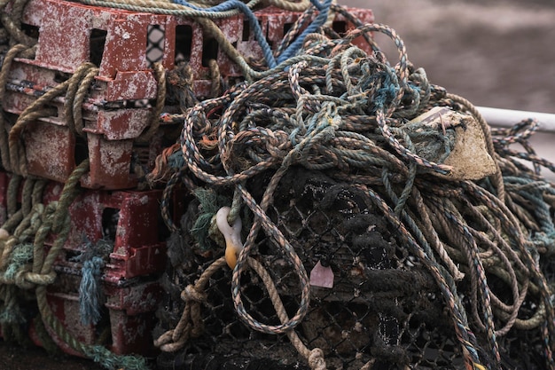 Primer plano de trampas para peces en un muelle