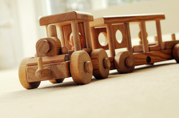 Primer plano de un tren de madera