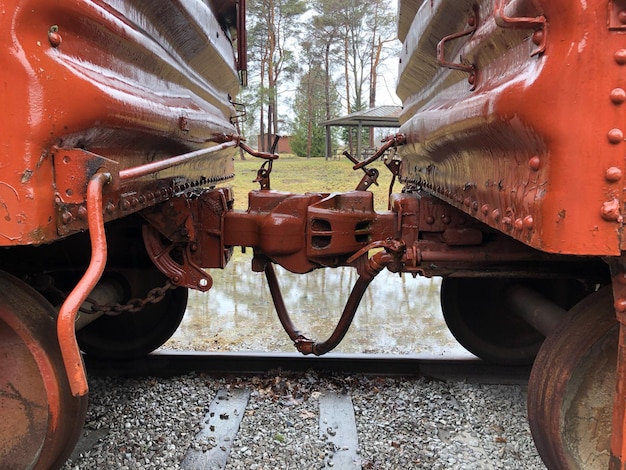 Primer plano de un tren retirado en una vía ferroviaria