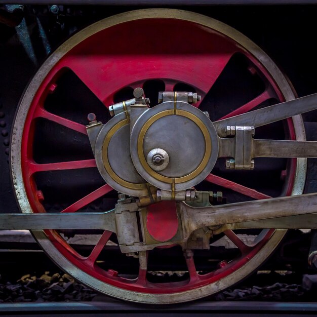 Primer plano de un tren en una vía ferroviaria