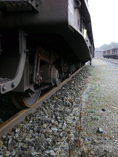 Primer plano de un tren en las vías del ferrocarril