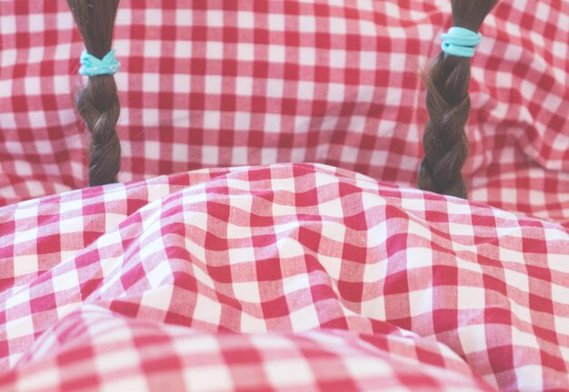 Foto primer plano de las trenzas en la almohada