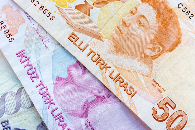 Primer plano de tres billetes de lira turca