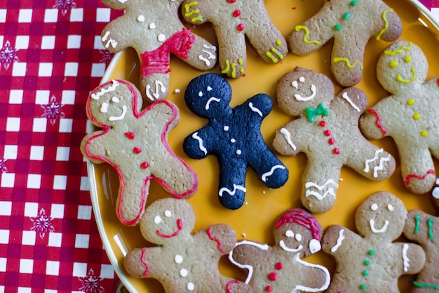 Primer plano de una triste galleta de jengibre de Navidad quemada