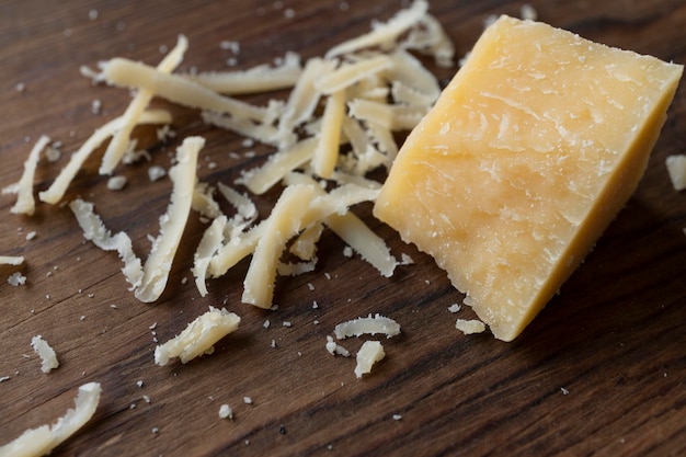 Primer plano de un trozo de queso parmesano