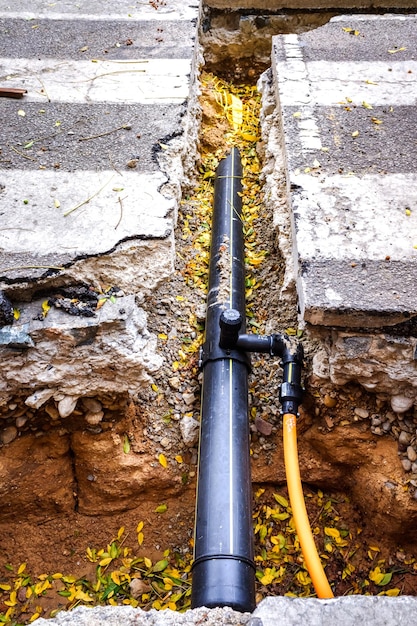 Primer plano de una tubería metálica contra la pared