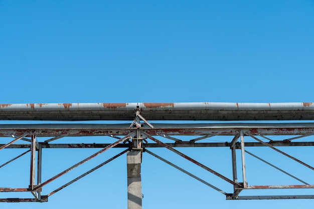 Primer plano de tuberías y otras estructuras metálicas Emisiones de gases de combustión y contaminación del aire atmosférico Tubos de escape de gases horizontales en el territorio de la fábrica