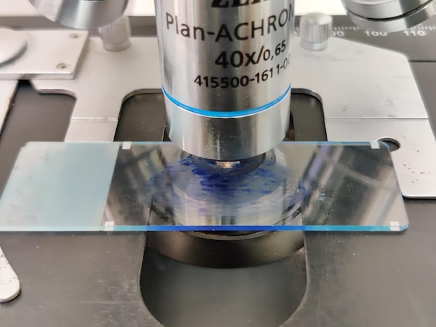 Un primer plano de un tubo de vidrio con una franja azul que dice plan - acrox.