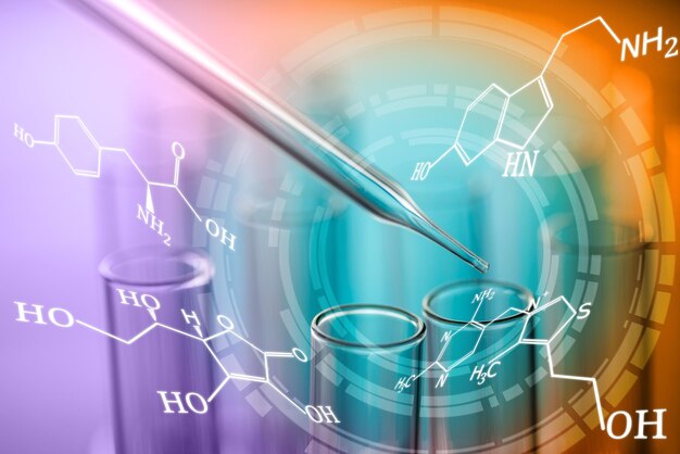 Primer plano de tubos de ensayo con pipeta en el laboratorio de investigación