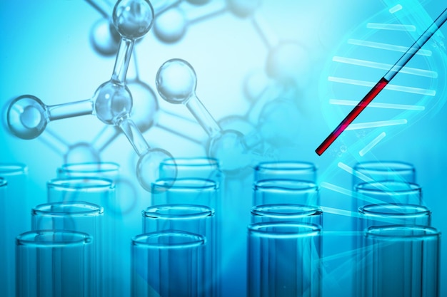Primer plano de tubos de ensayo y pipeta