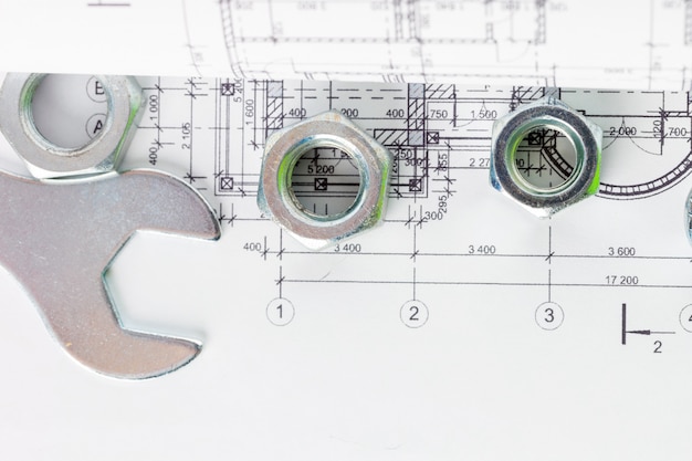 Primer plano de tuercas y tornillos sobre el plan de la casa