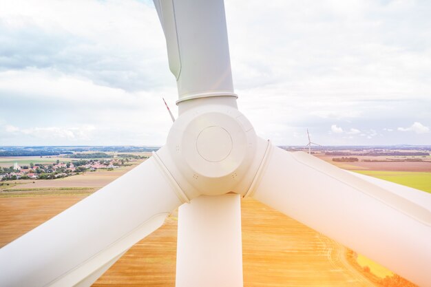 Primer plano de una turbina eólica en una planta de energía con el fondo del cielo