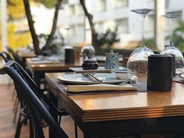 Foto primer plano de utensilios de comida en la mesa en un restaurante