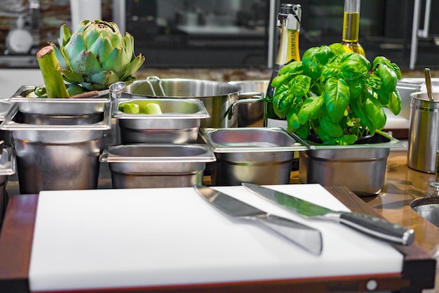 Primer plano de los utensilios en la mesa de la cocina