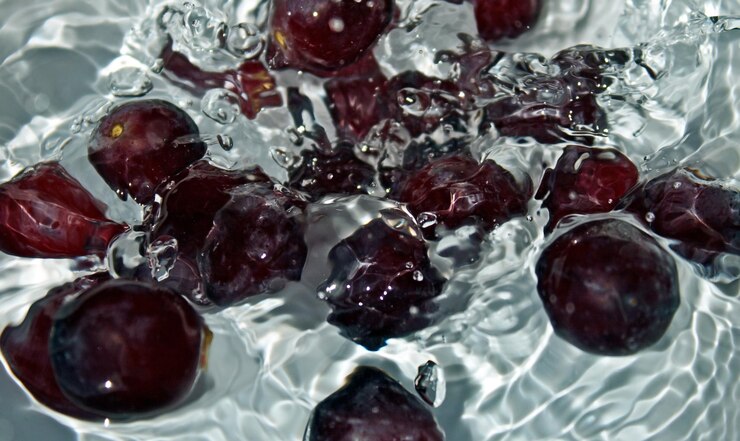 Foto primer plano de las uvas en el agua