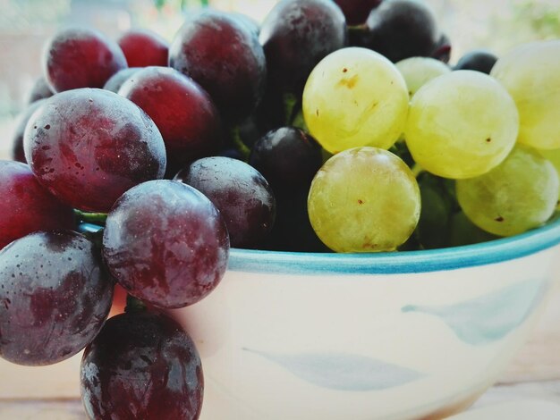 Primer plano de las uvas en el cuenco