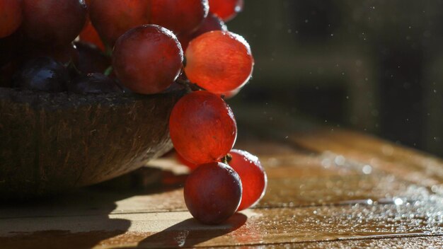 Primer plano de las uvas en la mesa